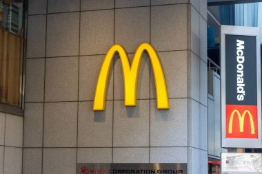 Tokyo, Japonya, 4 Kasım 2023: McDonald 's Brand Logosu Dış Yapı Üzerine