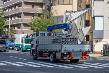 Tokyo, Japonya, 4 Kasım 2023: İnşaat araçları ve Şehir Trafiği