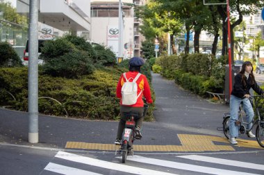 Tokyo, Japonya, 4 Kasım 2023: Bisikletçiler ve Yayalarla Şehir Seyahati