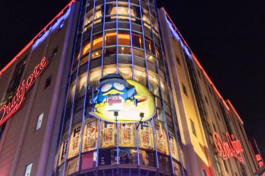 Tokyo, Japonya, 4 Kasım 2023: Canlandırılmış Karakter Reklamlarıyla Aydınlatılmış Bina Cephesi