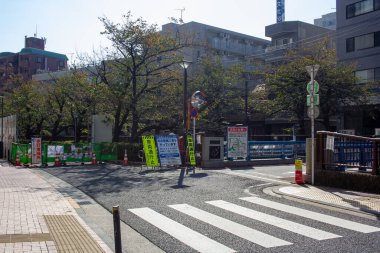 Tokyo, Japonya, 4 Kasım 2023: İnşaat işaretli şehir sokak manzarası