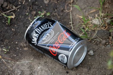 Tokyo, Japonya, 4 Kasım 2023: Atılmış Jack Daniels ve Coca-Cola Kutusu