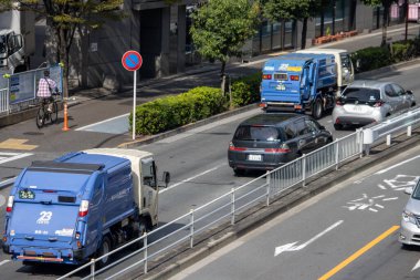 Tokyo, Japonya, 4 Kasım 2023: Bisikletçi ve Araçlarla Şehir Trafik Sahnesi
