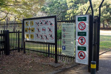 Tokyo, Japonya, 4 Kasım 2023: Çok Dilli Bildirimli Park Kuralları