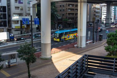 Tokyo, Japonya, 4 Kasım 2023: Sokaktaki renkli şehir otobüsü