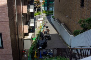 Tokyo, Japonya, 4 Kasım 2023: Motosiklet ve Bisikletli Şehir Geçidi