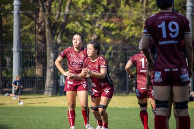 Tokyo, Japonya, 4 Kasım 2023: Kadın rugby oyuncuları bir oyun sırasında hareket halindeler