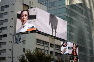 Tokyo, Japonya, 4 Kasım 2023: Tasarımcı Billboardlu Yüksek Binalar