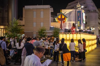 Tokyo, Japonya, 4 Kasım 2023: Fenerler ve Canlı Müzik Performansıyla Açık Hava Gece Festivali
