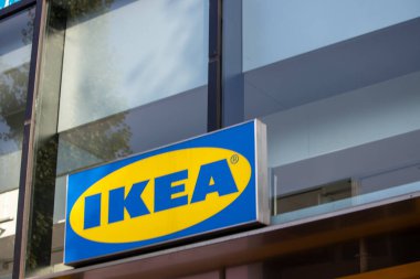 Tokyo, Japonya, 4 Kasım 2023: IKEA Mağaza Tabelası ve Modern İnşaat Cephesi