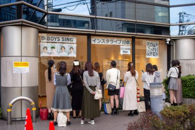 Tokyo, Japonya, 4 Kasım 2023: Taraftarlar pop konseri için kuyruğa giriyorlar