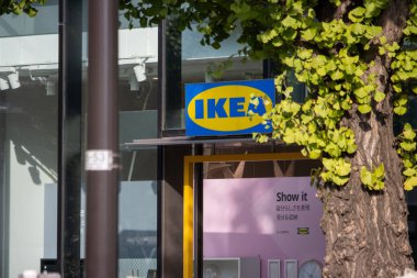 Tokyo, Japonya, 4 Kasım 2023: Yeşil Yapraklı IKEA mağazası