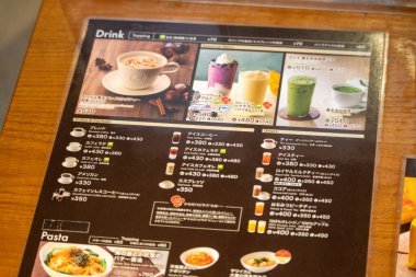 Tokyo, Japonya, 4 Kasım 2023: Japon kafesinde çeşitli içecek ve fiyatlarla birlikte menü kurulu