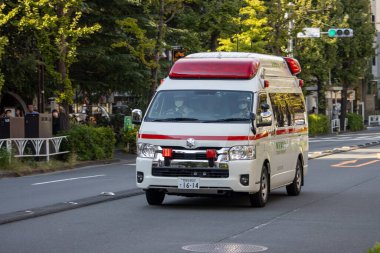 Tokyo, Japonya, 4 Kasım 2023: Trafikte Acil Ambulans