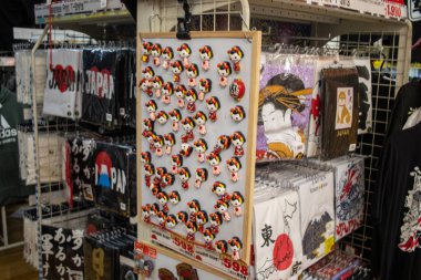 Tokyo, Japonya, 4 Kasım 2023: Japon Hediyelik Eşyalar Mağazasında Gösterildi