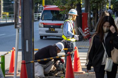 Tokyo, Japonya, 4 Kasım 2023: Kentsel Ayarlarda İnşaat İşçileri ve Yayalar