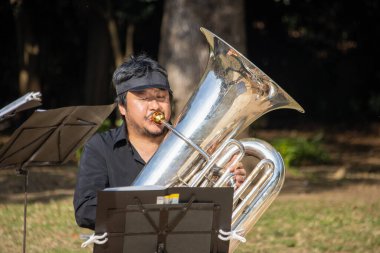 Tokyo, Japonya, 4 Kasım 2023: Park 'ta Sokak Müzisyeni Tuba Çalıyor