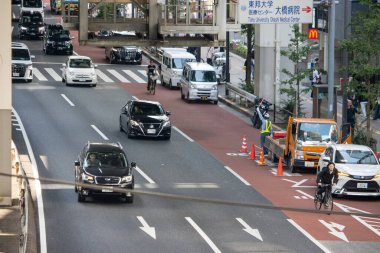 Tokyo, Japonya, 4 Kasım 2023: Toto Üniversitesi yakınlarındaki Şehir Trafiği Ohashi Tıp Merkezi