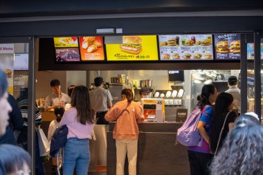 Tokyo, Japonya, 4 Kasım 2023: Tokyo 'daki Fast Food Restoran Sayacı