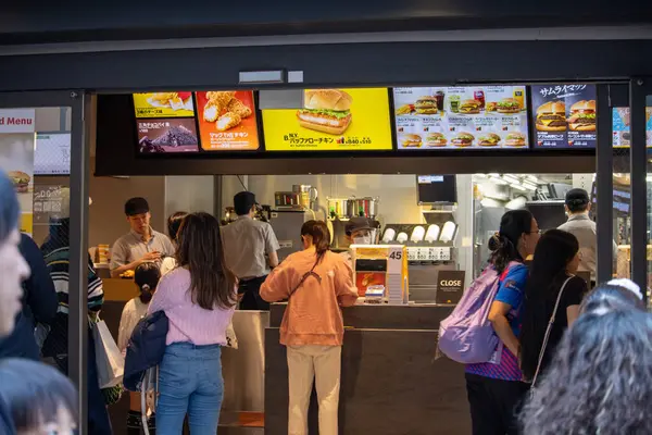 Tokyo, Japonya, 4 Kasım 2023: Tokyo 'daki Fast Food Restoran Sayacı