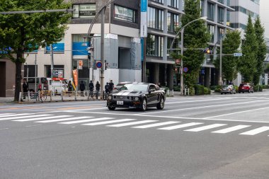 Tokyo, Japonya, 5 Kasım 2023: Tokyo caddesinde lüks araba