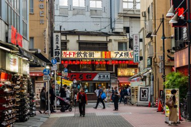 Tokyo, Japonya, 5 Kasım 2023: Tokyo 'da geleneksel restoran ve dükkanlarla dolu hareketli sokak sahnesi
