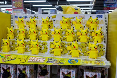 Tokyo, Japonya, 5 Kasım 2023: Pikachu Oyuncaklarının Mağazadaki Çeşitliliği