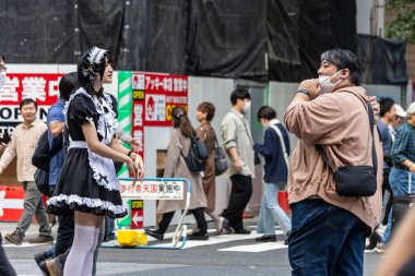Tokyo, Japonya, 5 Kasım 2023: Kostümlü ve Günlük Giyimli İnsanlarla Sokak Sahnesi