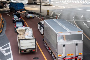 Tokyo, Japonya, 5 Kasım 2023: Şehir Yolunda Çeşitli Kamyonlar ve Araçlarla Trafik Sıkışıklığı