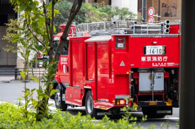 Tokyo, Japonya, 5 Kasım 2023: Caddedeki Kırmızı Yangın Motoru