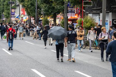 Tokyo, Japonya, 5 Kasım 2023: Yoğun bir sokakta yürüyen yayalar