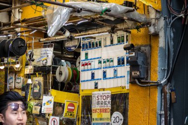 Tokyo, Japonya, 5 Kasım 2023: Canlı Sarı Duvardaki Elektrik Bileşenleri