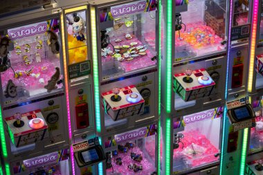 Tokyo, Japonya, 5 Kasım 2023: Parlak Neon Işıklı Arcade Pençe Makineleri