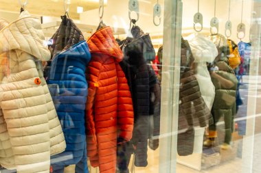 Tokyo, Japonya, 5 Kasım 2023: Mağazada Renkli Kışlık Ceketler