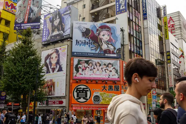 Tokio Japón Noviembre 2023 Escena Callejera Bulliciosa Con Carteles Anime — Foto de Stock