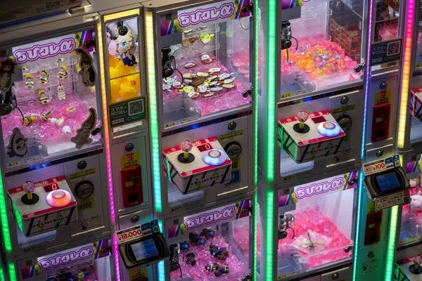 Tokio Japón Noviembre 2023 Arcade Claw Machines Bright Neon Lights — Foto de Stock