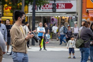 Tokyo, Japonya, 5 Kasım 2023: Genç Fotoğrafçı Sokak Sahnesini Yakaladı