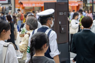 Tokyo, Japonya, 5 Kasım 2023: Yoğun Cadde 'deki Kalabalığı İzleyen Memur