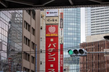 Tokyo, Japonya, 5 Kasım 2023: Büyük Elma Pachinko Salon İşareti ve Trafik Işıklı Şehir Sahnesi