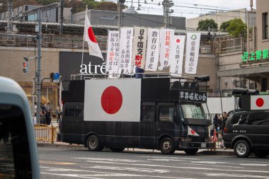 Tokyo, Japonya, 5 Kasım 2023: Ulusal bayraklı Japon kampanya kamyonu