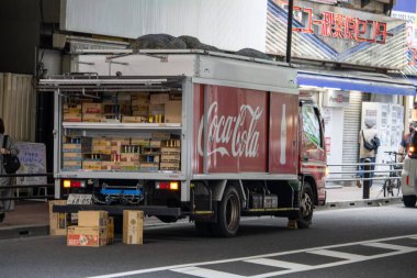 Tokyo, Japonya, 5 Kasım 2023: Coca-Cola Teslimat Aracı Kentsel Ayarlar