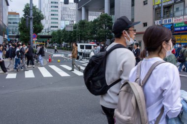 Tokyo, Japonya, 5 Kasım 2023: Şehir Yayaları Karşıdan Karşıya Geçiyor