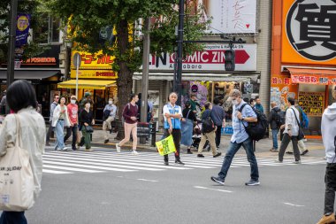 Tokyo, Japonya, 5 Kasım 2023: Akihabara 'da Yayalar ve Renkli Mağazalar ile Meşgul Sokak Sahnesi