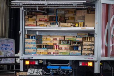 Tokyo, Japonya, 5 Kasım 2023: Çeşitli Mallarla Dolu Teslimat Kamyonu