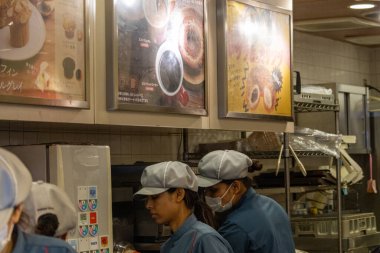 Tokyo, Japonya, 5 Kasım 2023: Fırın tezgahında çalışan personel