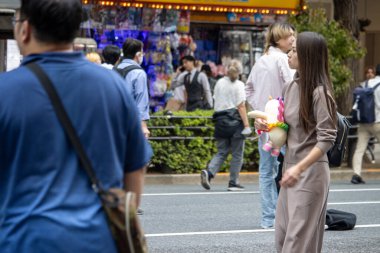 Tokyo, Japonya, 5 Kasım 2023: Yayalarla Gündelik Sokak Sahnesi
