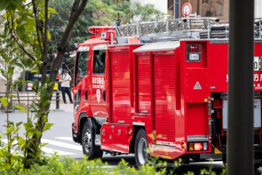 Tokyo, Japonya, 5 Kasım 2023: Kentsel Ayarlardaki Kırmızı Tokyo İtfaiye Aracı