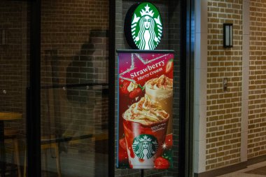 Tokyo, Japonya, 5 Kasım 2023: Starbucks Gece Reklamı