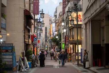 Tokyo, Japonya, 5 Kasım 2023: Yayalar ve Bisikletçilerle Dolu Sokak Sahnesi