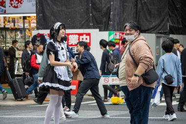 Tokyo, Japonya, 5 Kasım 2023: Akihabara 'da Cosplay meraklısı ve gezgin